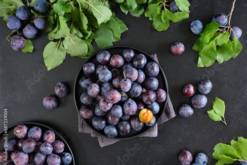 Obraz na płótnie Fresh plums on plate