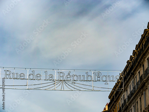 Fotografie Strassenschild Rue de la. Republique in Marseille, Frankreich