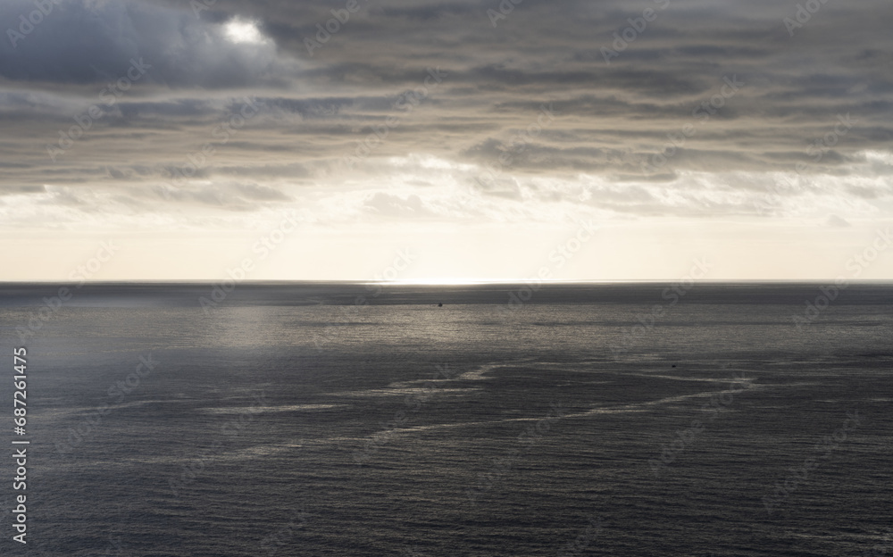 Obraz premium Sunset over the atlantic ocean.