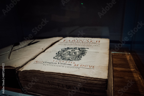 Fotografie A worn tome rests atop a table, its text a treasure trove contained within its w