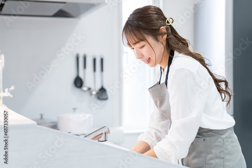 キッチンで洗いものをする女性