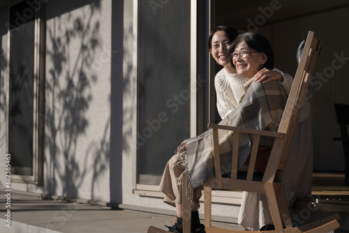 娘と母の高齢者介護の秋冬イメージ 仲良く会話する親子のクローズアップのカメラ目線 コピースペースあり