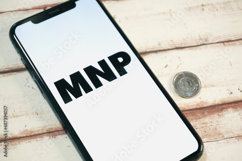 携帯電話のMNPとお金のイメージ photo