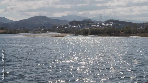 水面が光り輝く大和川の風景