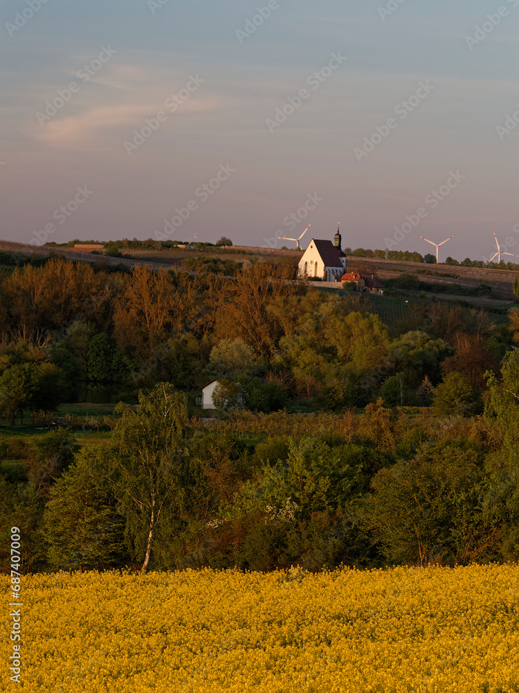 Abend über der Mainaue zwischen Fahr am Main und Volkach und der Kirche Maria im Weingarten, Landkreis Kitzingen, Unterfanken, Bayern, Deutschland