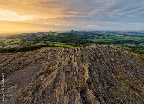 Sonnenuntergang über der Abtsrodaer Kuppe im Herbst, ein Nebengipfel der Wasserkuppe, Biosphärenreservat Rhön, Hessen, Deutschland