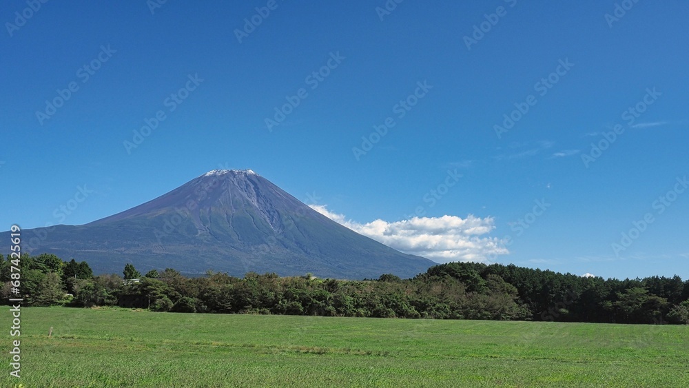青い空と緑の草原。富士山の見える風景 青い空と緑の草原。富士山の見える風景