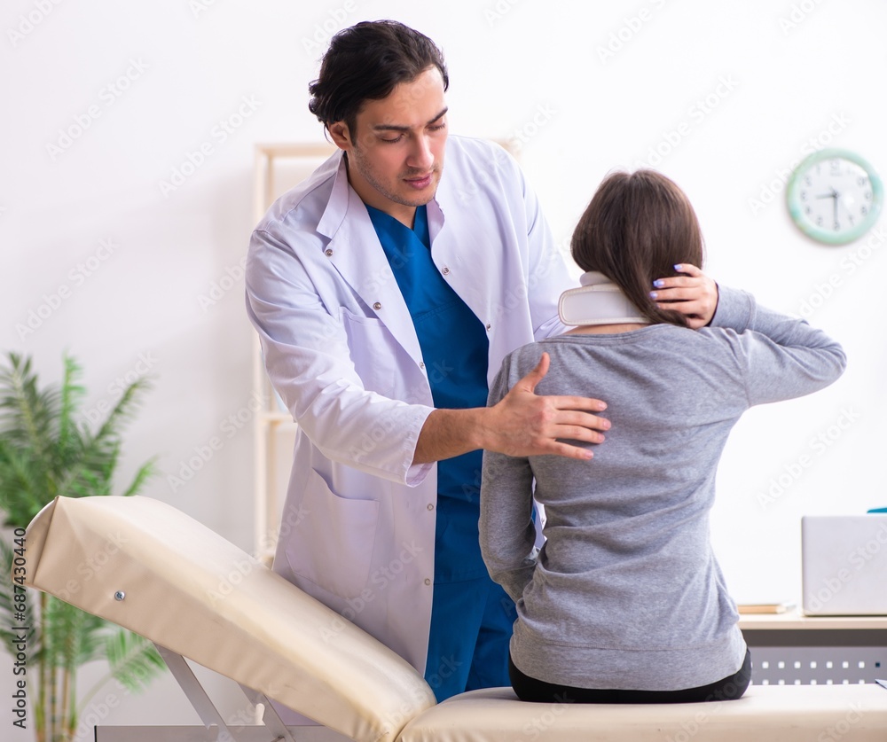 Obraz premium Young male doctor and female beautiful patient