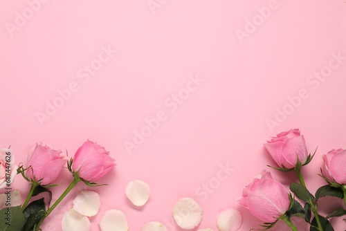 Fototapeta Naklejka Na Ścianę i Meble -  Beautiful roses and petals on pink background, top view. Space for text