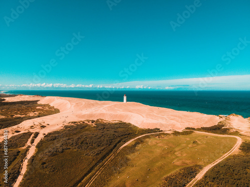Verlassener Leuchtturm auf der Düne Rubjerg Knude aus der Distanz von oben photo