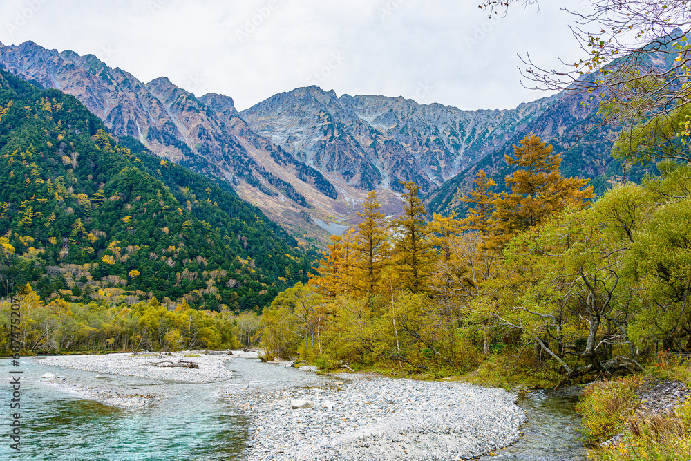 Obraz premium 秋の穂高連峰と梓川