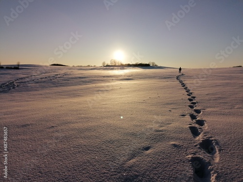 Winterlandschaft mit Schnee und Fußspuren