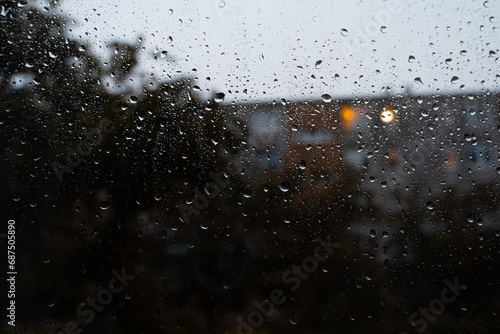Obraz na plátně Raindrops on the window on a gloomy day