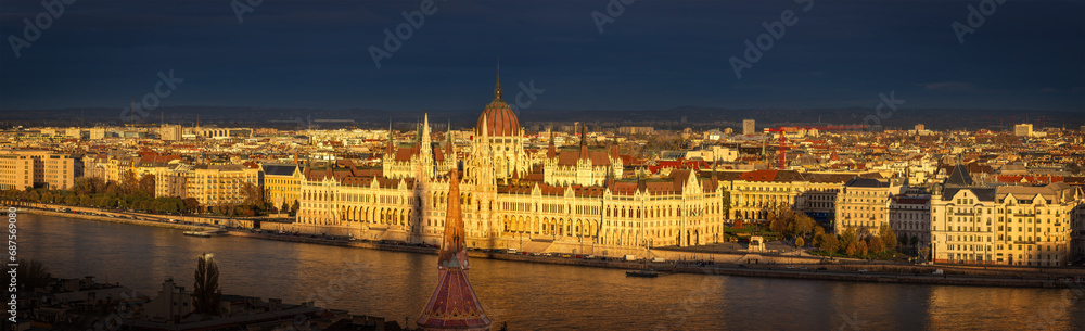 Obraz premium Budapest panoramic skyline at sunset.