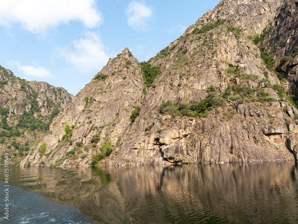 Paisaje de la Ribeira Sacra en el rio Sil en Ourense, Galicia Paisaje de la Ribeira Sacra en el rio Sil en Ourense, Galicia