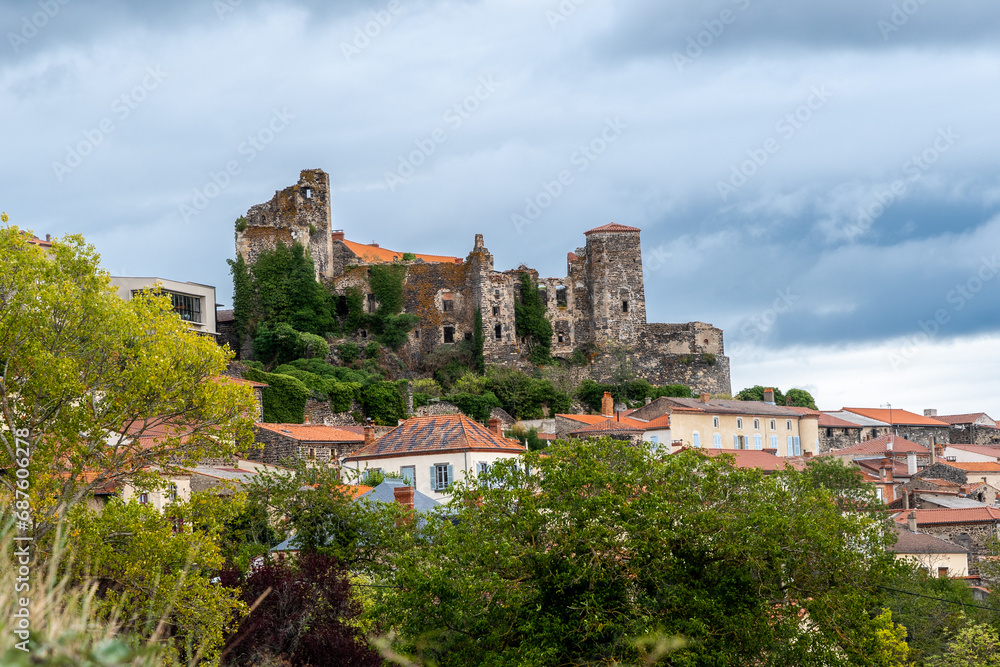Panorama sur le vieux château du Broc avec ses tours et ses remparts effondrés et le village juste en dessous proche d'Issoire dans le puy de Dôme