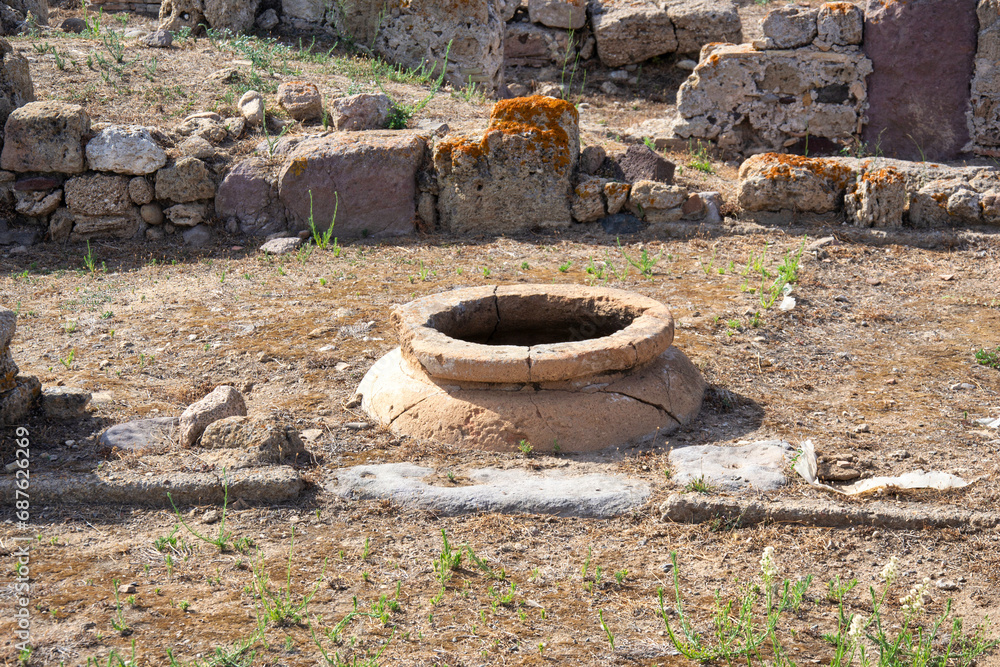 La città di Nora è uno dei siti archeologici più noti e importanti della Sardegna. Centro di fondazione fenicia, e successivamente città punica e romana.
