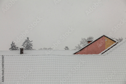 tejado de casa con nieve 