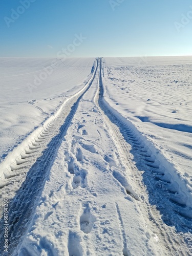 Ein Weg ins Nichts im Winter.