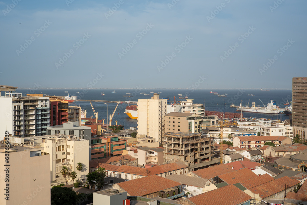 Obraz premium vue panoramique du centre ville de Dakar et son port au Sénégal en Afrique occidentale.