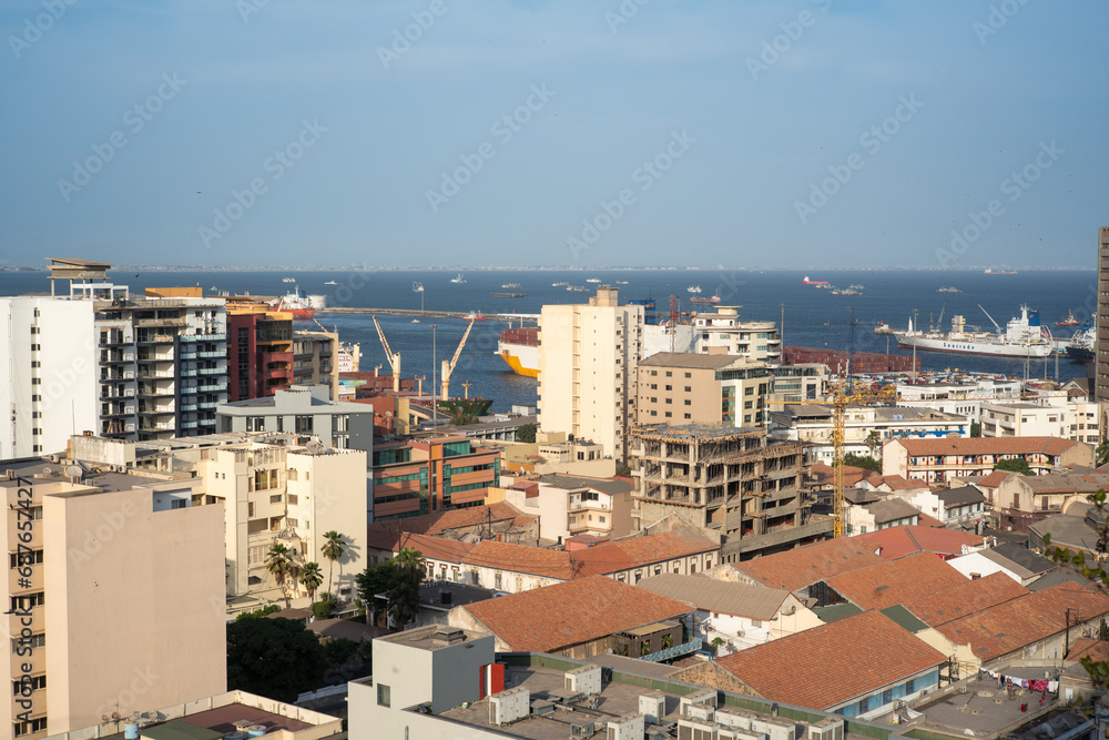 vue panoramique du centre ville de Dakar et son port au Sénégal en Afrique occidentale.