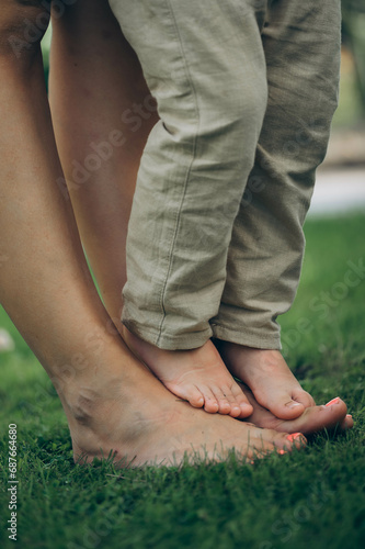 Sohn mit seine Mutter, Sommer, Feld 