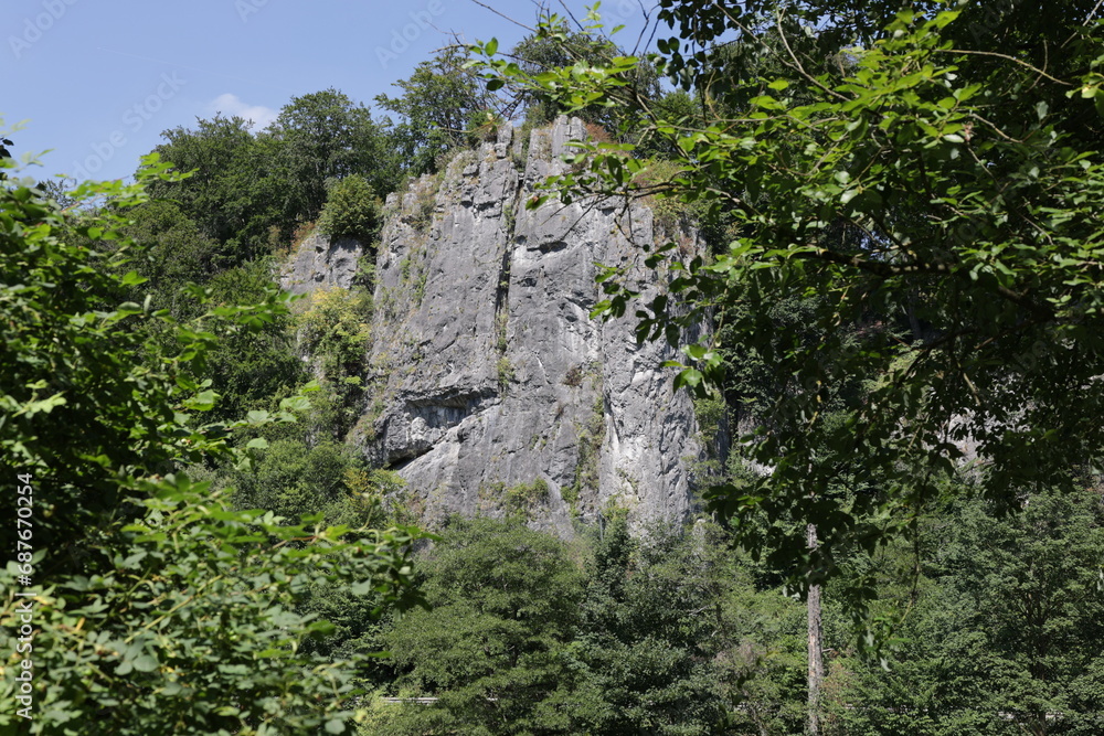Blick auf die steilen Felsen im Hönnetal im Sauerland
