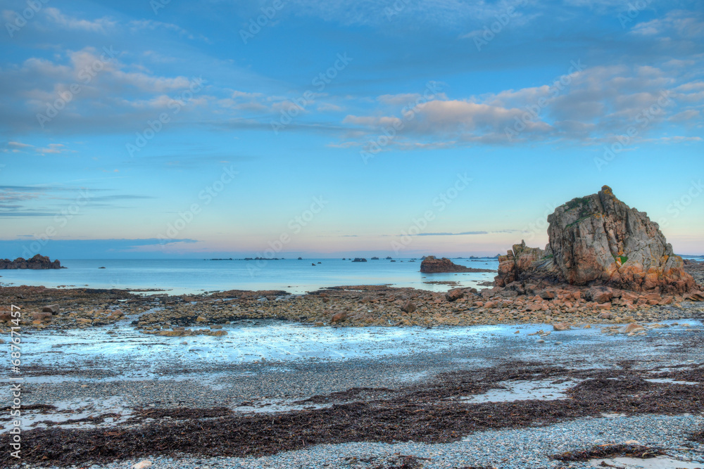 Paysage de mer à Plougrescant sur la côte bretonne - France