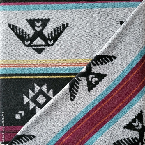 Foto Colorful textile blanket with native thunderbird patterns