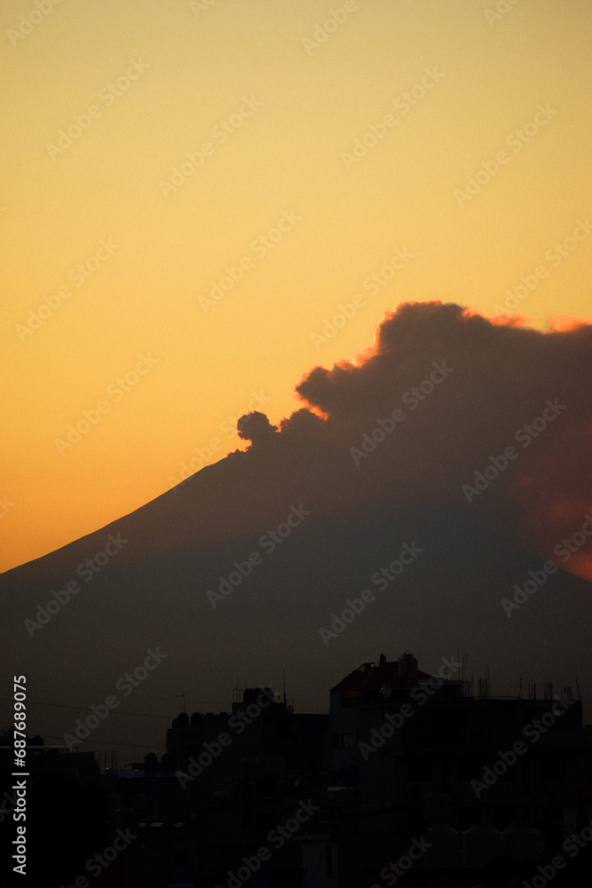 Silueta del volcán Popocatépetl en México durante los primeros rayos de luz del Sol