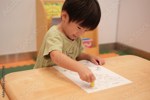 塗り絵で遊ぶ子供 photo