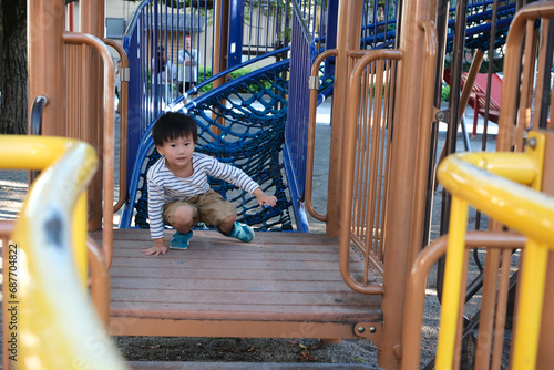 公園で遊ぶ男の子