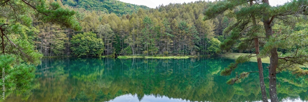 静寂に包まれた秋の御射鹿池のパノラマ情景 静寂に包まれた秋の御射鹿池のパノラマ情景