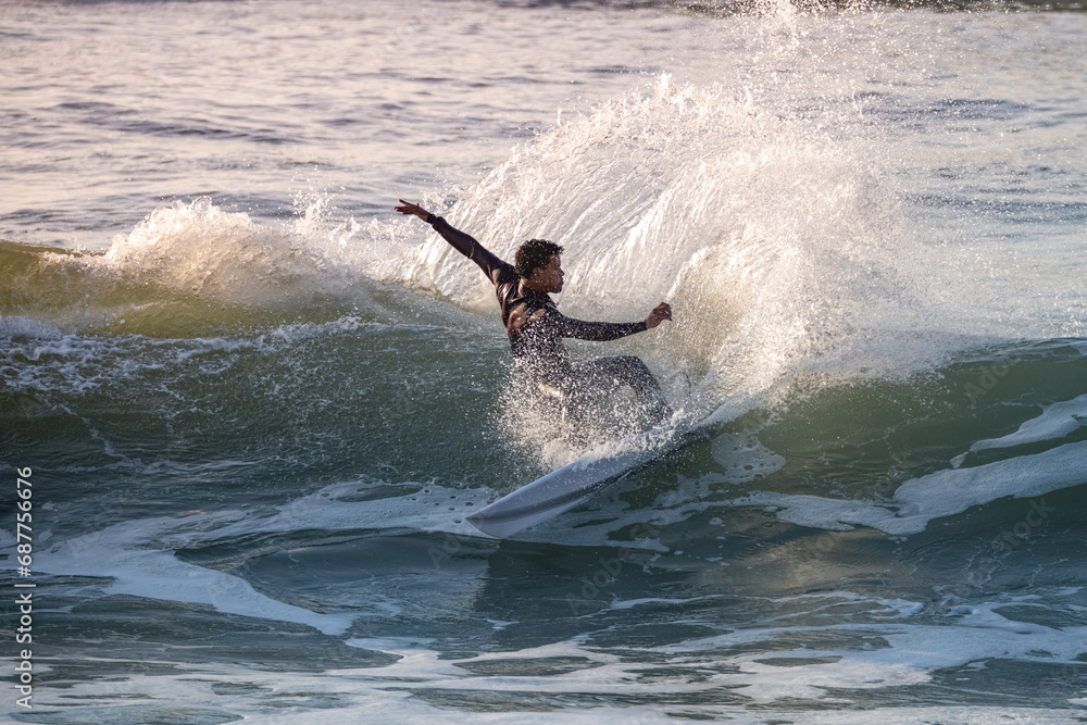 Obraz premium Brave teenager making tricks on the rough sea