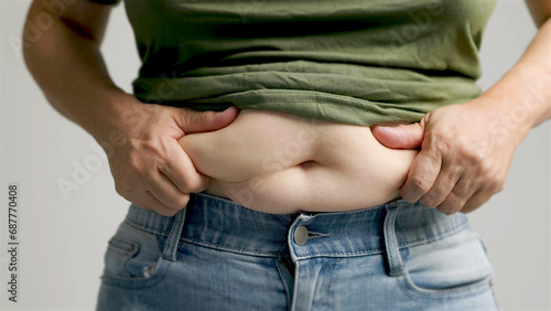 Fotografía close up of woman hand pinching excessive belly fat