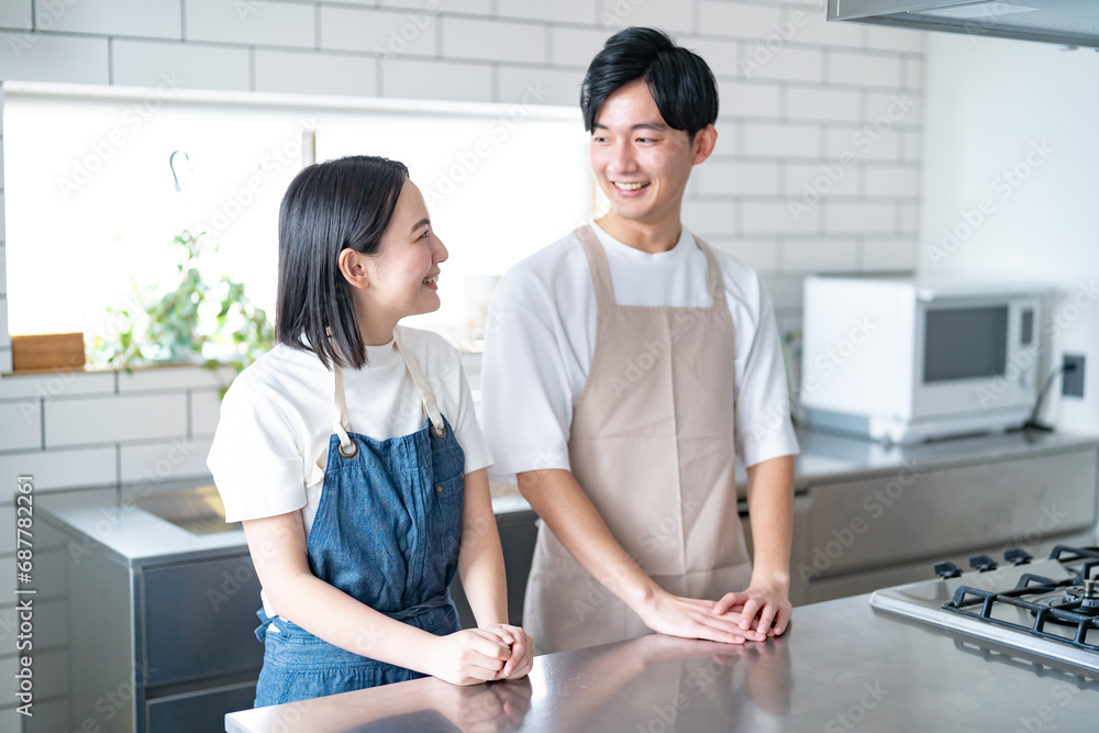 キッチンにいる仲良しの若い男女 キッチンにいる仲良しの若い男女