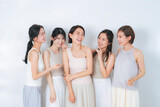 ナチュラルカラーの衣装を着たミドル女性グループの美容イメージ　スキンケア　コスメ