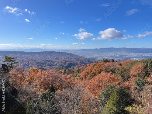 紅葉した山々から京都市中心部を望む