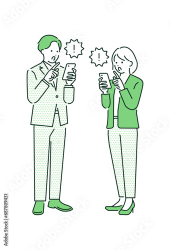 携帯を見て驚くビジネスマンとビジネスウーマンの全身ベクターイラスト素材