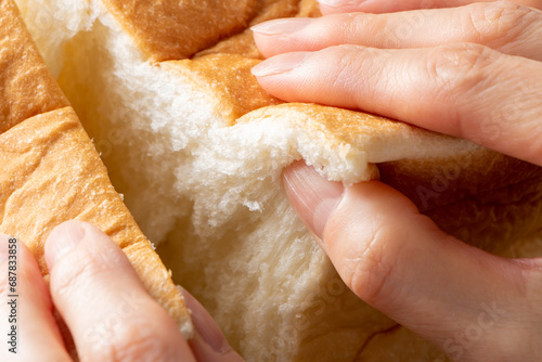 角型食パンを手で割る。 