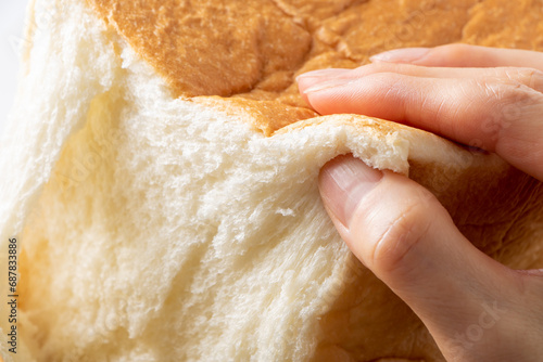 角型食パンを手で割る。
 photo