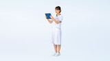 タブレットを見る白衣を着た女性　看護師　医師　切り抜き全身写真（切り抜き背景透過PNGも販売しております。作成者リンクから「PNG」で検索してください）