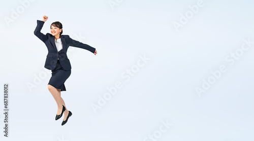 ジャンプするスーツを着た女性 切り抜き全身写真（切り抜き背景透過PNGも販売しております。作成者リンクから「PNG」で検索してください）
