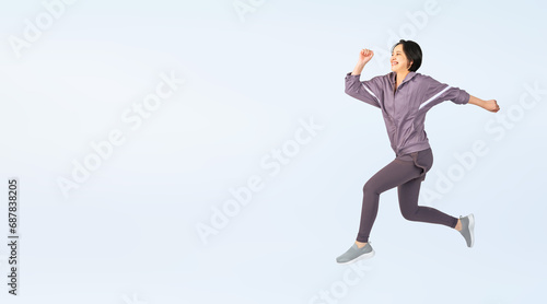 ジャンプするスポーツウェアを着た女性 切り抜き全身写真（切り抜き背景透過PNGも販売しております。作成者リンクから「PNG」で検索してください）