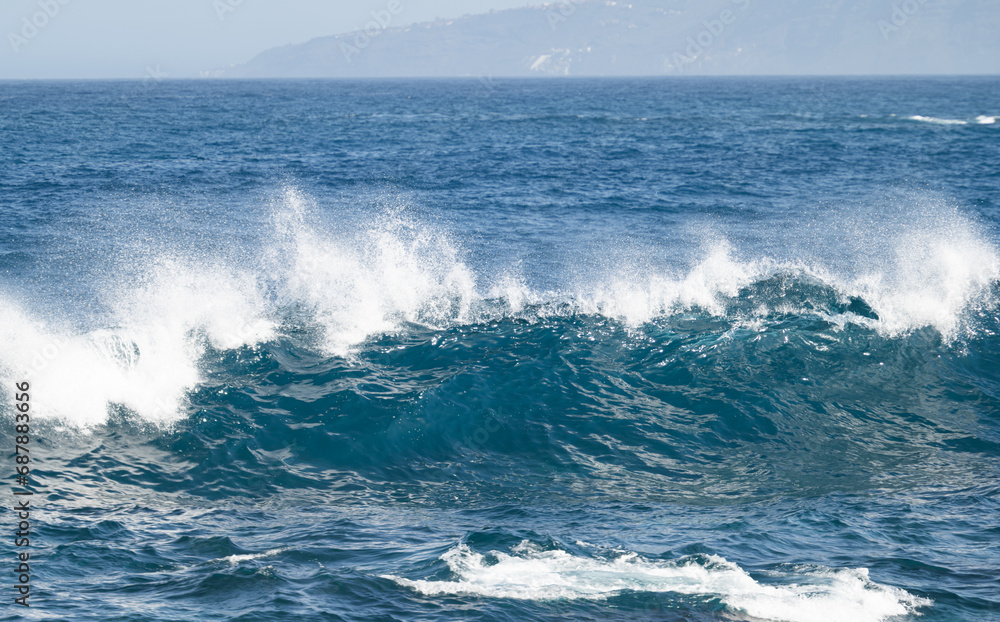 Naklejka premium beautiful big waves in the atlantic ocean