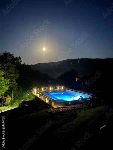 Wallpaper Mural Basen na świeżym powietrzu. Basen w ogrodzie.  Torontodigital.ca