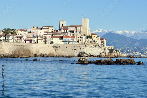 France, côte d'azur, Antibes, la vieille ville entourée de remparts avec en toile de fonds le massif du Mercantour enneigé.