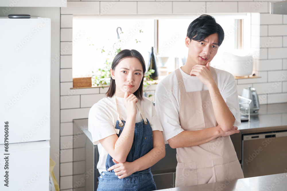 キッチンで考える夫婦(料理・家事) キッチンで考える夫婦(料理・家事)