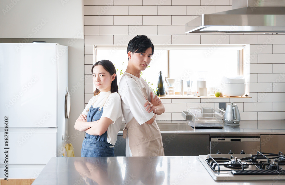 キッチンで喧嘩する夫婦(料理・家事) キッチンで喧嘩する夫婦(料理・家事)