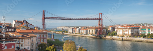 Obraz na płótnie Unveiling the Scenic Splendor of the Bizkaia Bridge Against the Portugalete Skyline w salonie